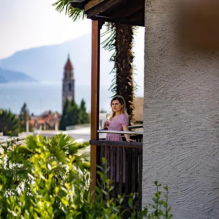 By La Perla Guest house